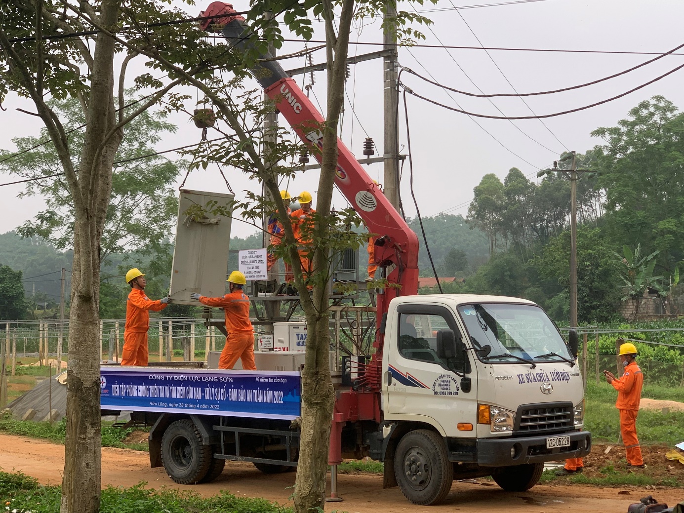 Xí nghiệp Dịch vụ Điện lực Lạng Sơn tham gia cùng Công ty Điện lực Lạng Sơn diễn tập an toàn PCTT&TKCN năm 2022.